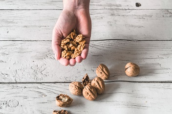 how to store walnuts at home